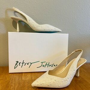 NEW Betsey Johnson Clark Ivory Heels Size 9